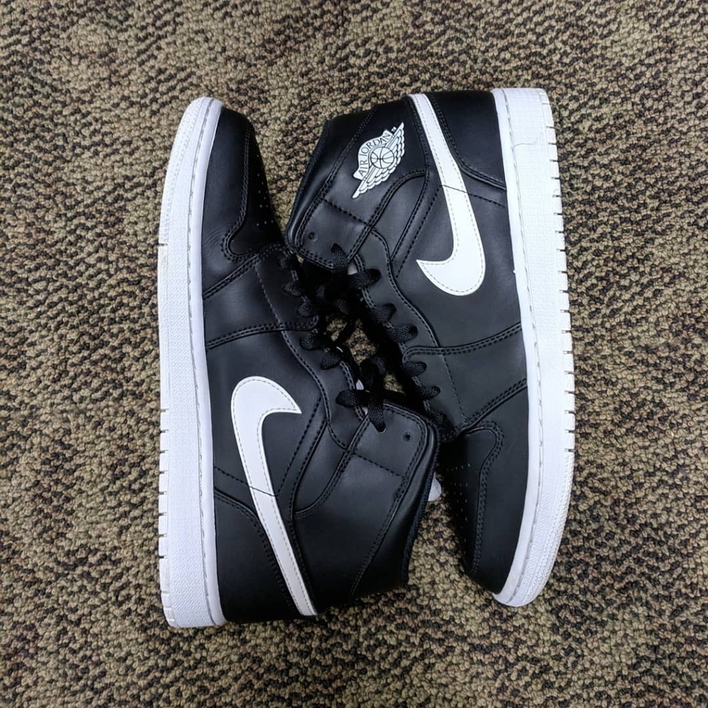 Air Jordan 1 Mid "Black White"